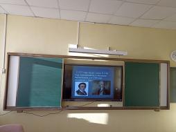 Учебный кабинет с рельсовой системой и интерактивной панелью